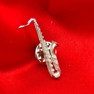 925 Sterling Silver Single Saxophone Badge / Brooch / Pin | Silver Gift for Musicians - Music Lovers | Christmas Gift Valentine&#39;s Day