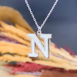 Collar de letras de plata personalizado con esmalte blanco que brilla en verde en la oscuridad y la noche con 3 opciones de color de marco y collar