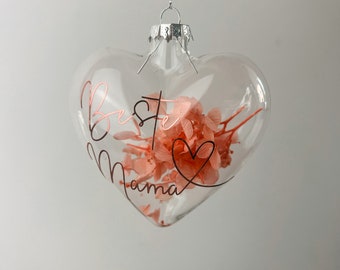 Personalisiertes Glasherz zum Aufhängen | Trockenblumen | transparente Christbaumkugel / Weihnachtskugel | persönliches Weihnachtsgeschenk
