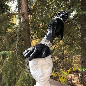 Coiffe de Lady Thing, debout, satin noir, plumes, strass et accessoires de bijoux Bibis, chapeau, costume burlesque, matériaux recyclés