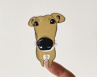 Pode incluir: Um adesivo de um cão castanho e branco com um coração rosa no peito. O cão está olhando diretamente para a câmera.