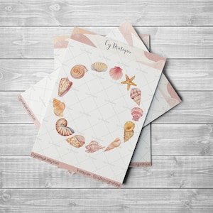 Peut inclure: Trois feuilles de papier avec un motif de coquillages disposés en cercle. Les coquillages sont dans des tons de beige, rose et marron. Le texte "Cy Pratique" est en haut, et le site web en bas.