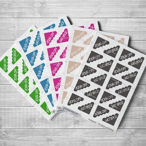Peut inclure: Cinq feuilles d'autocollants avec le texte "JOUR OFF" imprimé en blanc sur différents fonds de couleur. Les fonds comprennent le vert, le bleu, le rose, le beige et le gris.
