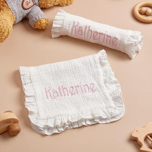 パーソナライズされたベビースージングモスリンタオル。名前が刺繍されたギフト。ベビーシャワーギフト、新米ママ、赤ちゃん、姪っ子、ベビールームギフト、母の日ギフト。