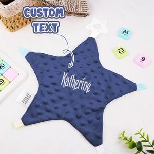 パーソナライズされた刺繍入りの名前入りベビー用スージングげっぷタオル。ベビーシャワー、新米ママ、赤ちゃん、姪っ子、ベビールームギフト、母の日ギフトに。