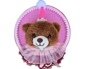 Orso imbalsamato rosa e marrone