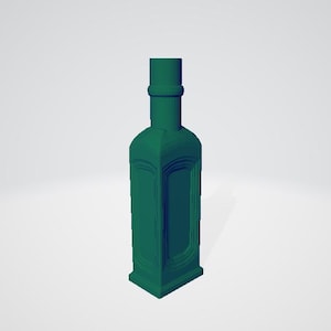 Puede incluir: Una botella verde rectangular con cuello corto y base cuadrada. La botella tiene un diseño detallado en relieve en la parte delantera y los lados. La botella está vacía y se alza sobre un fondo blanco.