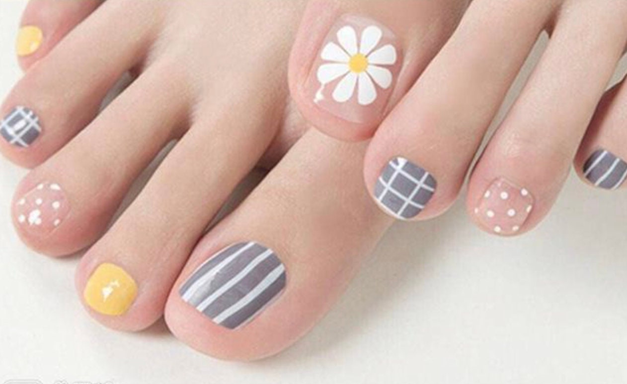 20 Stunning & Super Easy DIY Toe Nail Designs for Beginners