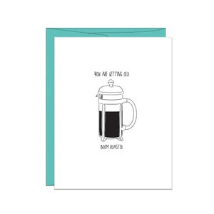 Tarjeta de felicitación tipográfica de cumpleaños: Te estás haciendo viejo. Tarjeta de café tostado Boom en negro, regalo de cumpleaños, tarjeta de cumpleaños divertida, amante del café