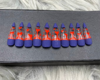 Uñas postizas pintadas a mano / Uñas moradas estilo ataúd con corazones rojos - A161
