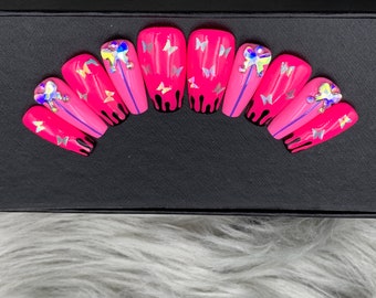 Prensa de mariposa rosa fuerte en las uñas - A175