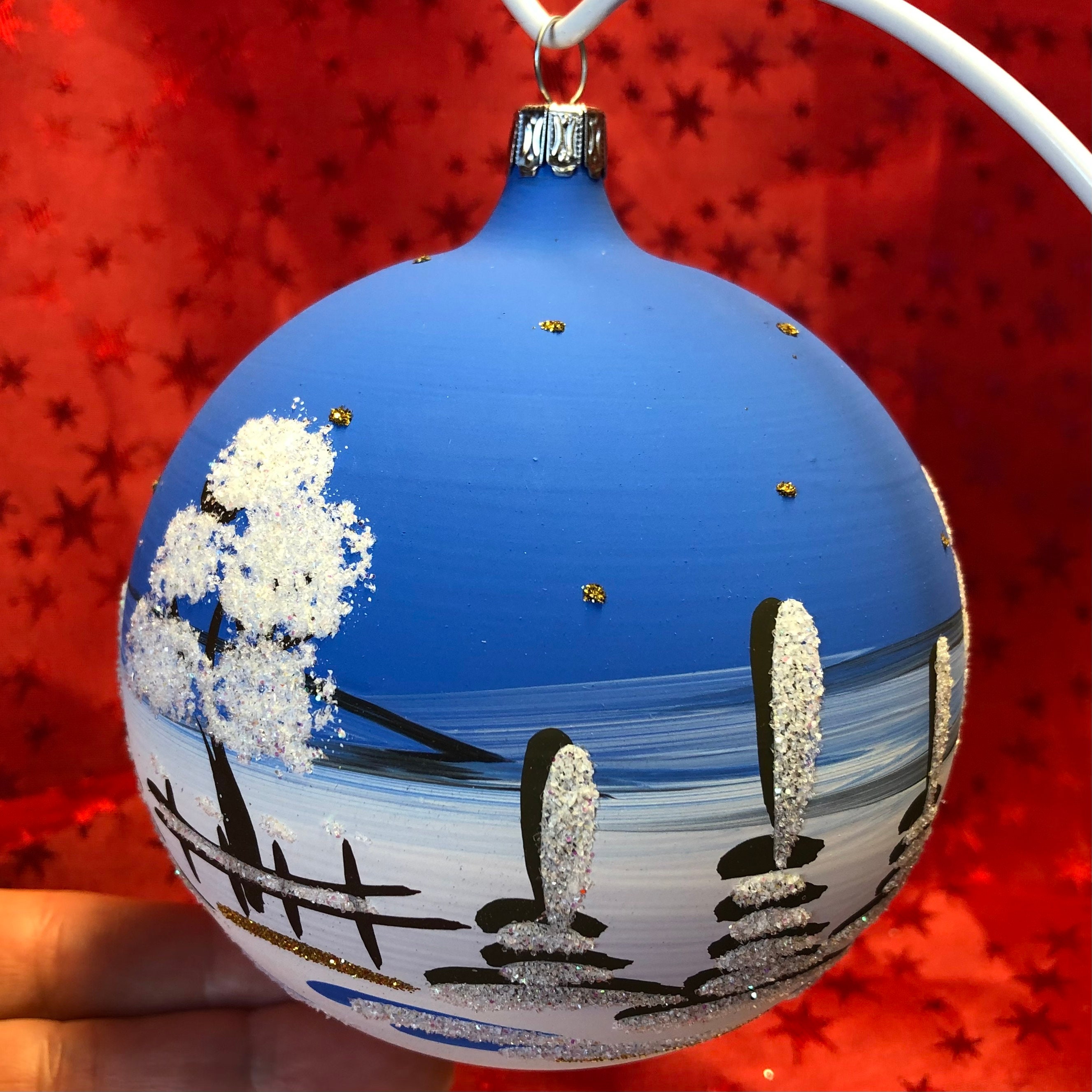 Weinrote Christbaumkugel 15cm Handbemalt - Mundgeblasen Mit Landschaftsmotiv & Ständer