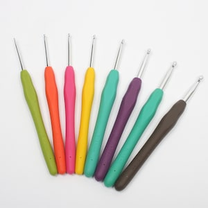 Może przedstawiać: Zestaw dziewięciu kolorowych szydełek o różnych rozmiarach, od 2,0 mm do 6,0 mm. Szydełka są wykonane z tworzywa sztucznego i mają gładki, wygodny uchwyt.