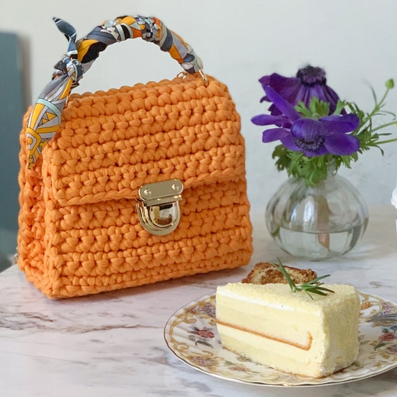 Re-edition crochet mini-bag