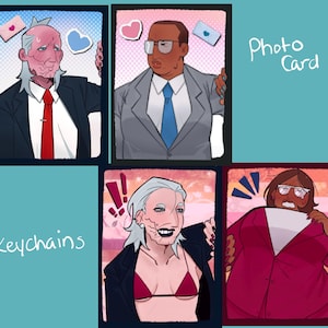 Puede incluir: Una colección de tarjetas fotográficas y llaveros ilustrados. Las tarjetas fotográficas presentan retratos de dibujos animados de personas sosteniendo símbolos como corazones y letras. Los llaveros están etiquetados con la palabra "keychains". El fondo es de color azul claro.