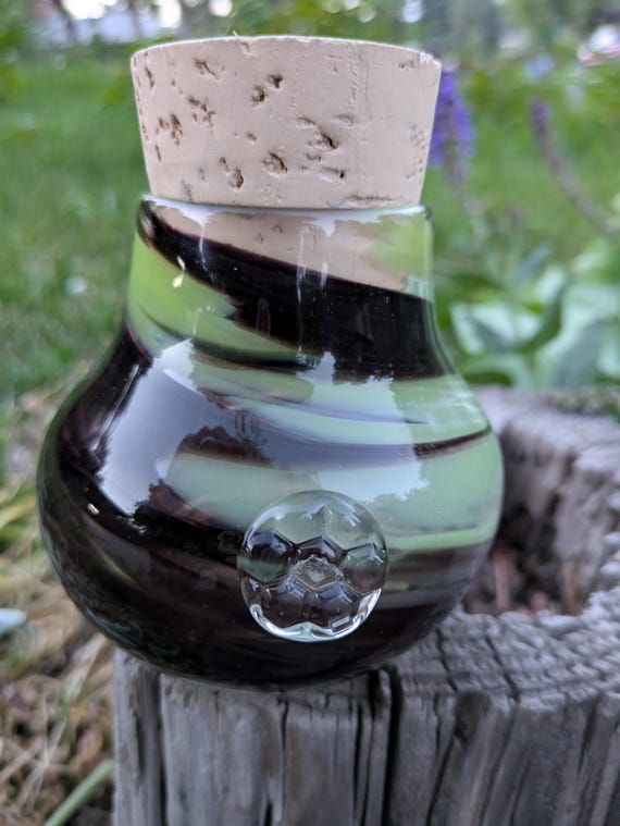 Mundgeblasenes schwarz-grünes Zick-Zack-Glas mit Korkdeckel: Haustier-Gedenkurne • eine Apothekerflasche • ein Kräutergefäß •