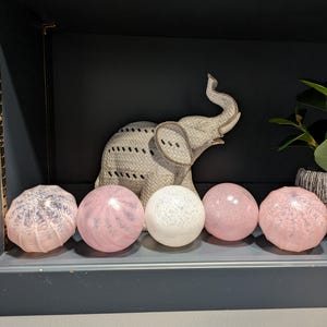 Adornos de vidrio soplado a mano / 5 flotadores rosas / 3.5 pulgadas / arte de jardín / envío gratis / hecho en EE. UU. / pequeña empresa femenina / decoración náutica