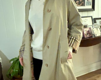 Authentic Burberry Trenchcoat w/ Hoodie and side Pockets Women’ Sz 2 Light Brown Exqusite