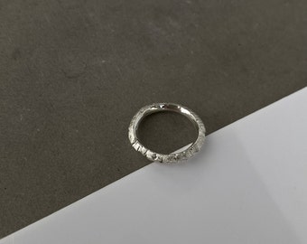 Unebener Unisex-Silberring mit Diamant