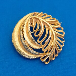 Vintage Golden Leaves Circle Brooch - D32