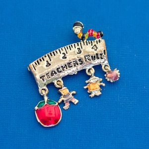Vintage "¡Los maestros gobiernan!" Broche de dijes - D32