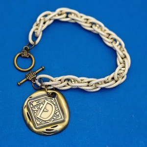 7 1/2", pulsera vintage, pulsera nórdica, pulsera con letra D, pulsera en tono dorado, pulsera medieval - D4