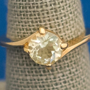 Size 6, Solitaire Ring, Light Green Ring, Avon Ring, Vintage Ring, Avon Jewelry, Minimal Ring, Elven Ring, Elegant Ring, Simple Ring