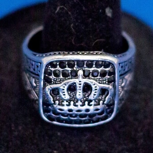 Maat 11, Vintage Ring, Silver Tone Ring, Queen Crown Ring, Royal Ring, Edwardian Ring, Emblem Crest Ring - D34