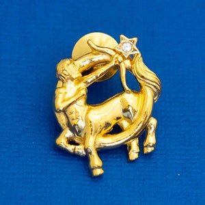Vintage Sagittarius Pin, Zodiac Pin, Gold Tone Pin, Celestial Pin, Sagi Sign Pin, Hecho por Avon - D15