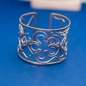 7 inch, Vintage Floral Style Silver Tone Cuff Bracelet - DX9