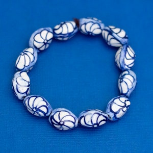 7 inch, Vintage Beaded Bracelet, Blue White Bracelet, Flower Oval Bracelet, Abstract Bracelet, Ceramic Bracelet - D11