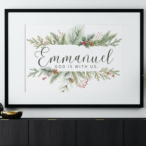 Emmanuel, God is met ons | Afdrukbaar kerstdecor | Ontwerp met groen en hulst | Mattheüs 1:23 kunst | Kerstkunst | Kerstbijbeltekst