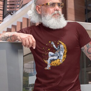 Camiseta de astronauta en luna creciente - Camiseta espacial caprichosa - Camiseta informal galáctica - Regalo unisex para amantes del espacio - Arte del cielo estrellado