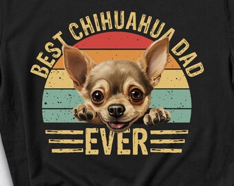 Op de afbeelding: Zwart T-shirt met een vintage-stijl grafische afbeelding van een chihuahua die over een zonsondergang kijkt met de tekst "Best Chihuahua Dad Ever".