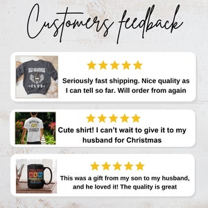Op de afbeelding: Drie klantbeoordelingen met vijf sterren en productfoto's. De eerste beoordeling is voor een grijs sweatshirt met de tekst "Bad Grandmas Club" en een schedelgrafiek. De tweede beoordeling is voor een wit T-shirt met de tekst "Softball Dad" en een baseballgrafiek. De derde beoordeling is voor een zwarte mok met de tekst "I Tell Dad Jokes Periodically" en een cartoonillustratie van een vader.