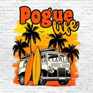 Könnte beinhalten: Ein weißer Vintage-Van mit Surfbrettern auf dem Dach, der durch eine Sonnenuntergangsszene mit Palmen fährt. Der Text "Pogue life" ist in orangefarbenen und roten Buchstaben geschrieben.