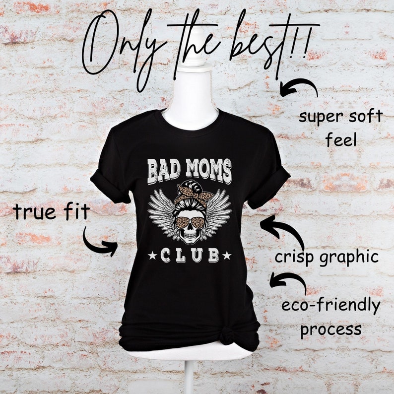 Puede incluir: Camiseta negra con un gr&aacute;fico blanco de una calavera con gafas de sol y un pa&ntilde;uelo con el texto "BAD MOMS *CLUB*" impreso en ella.