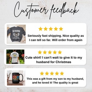 Puede incluir: Tres rese&ntilde;as de clientes para una tienda de ropa y art&iacute;culos para el hogar. La primera rese&ntilde;a es para una sudadera gris con el texto "Bad Grandmas Club" y un gr&aacute;fico de calavera. La segunda rese&ntilde;a es para una camiseta blanca con el texto "Softball Dad" y un gr&aacute;fico de b&eacute;isbol. La tercera rese&ntilde;a es para una taza negra con el texto "I Tell Dad Jokes Periodically".