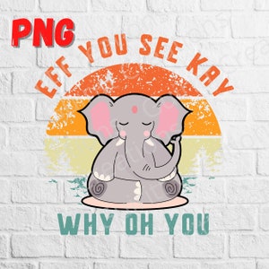 以下が含まれることがあります： 夕焼けの背景に瞑想している漫画の象。テキストは「EFF YOU SEE KAY WHY OH YOU」で、かすれたフォントで書かれています。