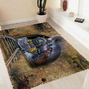 Puede incluir: Una alfombra de estilo vintage con una ilustración detallada de un tren de vapor que emerge de un túnel. La alfombra tiene una gama de colores marrón, beige y amarillo con un aspecto desgastado y envejecido.