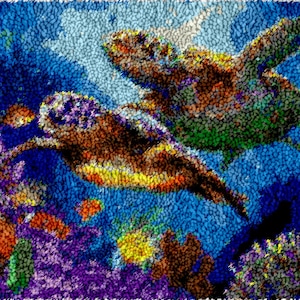 Puede incluir: Dos tortugas marinas nadando en un océano azul con arrecifes de coral coloridos. Las tortugas son marrones y verdes con acentos amarillos. Los arrecifes de coral son morados, naranjas y amarillos.