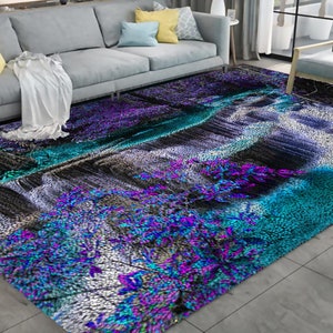 Puede incluir: Alfombra de área abstracta con un diseño azul, morado y negro. La alfombra tiene una superficie texturizada y peluda.