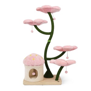 Puede incluir: Un &aacute;rbol para gatos rosa y verde con dise&ntilde;o de flor. Tiene varias plataformas en forma de flor rosa, un escondite con forma de hongo y pompones rosas colgantes. La base es de madera clara.