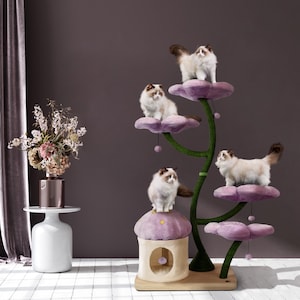 Può includere: Un albero per gatti a più livelli con una casetta a forma di fungo nella parte inferiore. L'albero ha quattro piattaforme rivestite in morbido tessuto viola. Quattro gatti sono seduti sulle piattaforme, guardando la telecamera. L'albero è in legno e ha un design verde e frondoso.