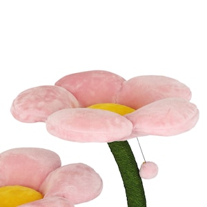 Puede incluir: Un rascador para gatos con forma de flor. Los p&eacute;talos son rosas con un centro amarillo. El tallo es verde y est&aacute; envuelto en cuerda. Una peque&ntilde;a bola rosa cuelga de la flor.