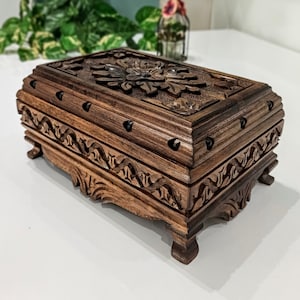 Large lock box with key/Wood locking jewlery box/keepsake box with key/wood storage chest, vintage treasure chest