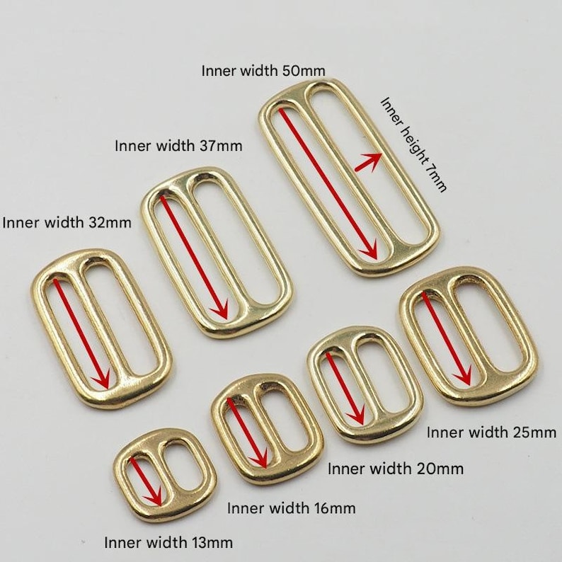 Op de afbeelding: Een verzameling goudkleurige metalen bandgleuven in verschillende maten. De binnenbreedtes vari&euml;ren van 13 mm tot 50 mm. De binnenhoogte van de grootste gleuf is 7 mm. Deze gleuven worden gebruikt voor het maken van tassen en andere ambachten.