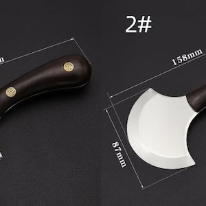 Op de afbeelding: Twee messen met gebogen lemmet, donkere houten handvatten en messing accenten. Het eerste mes is 150 mm lang en 85 mm breed. Het tweede mes is 158 mm lang en 87 mm breed. De messen zijn zilverkleurig.