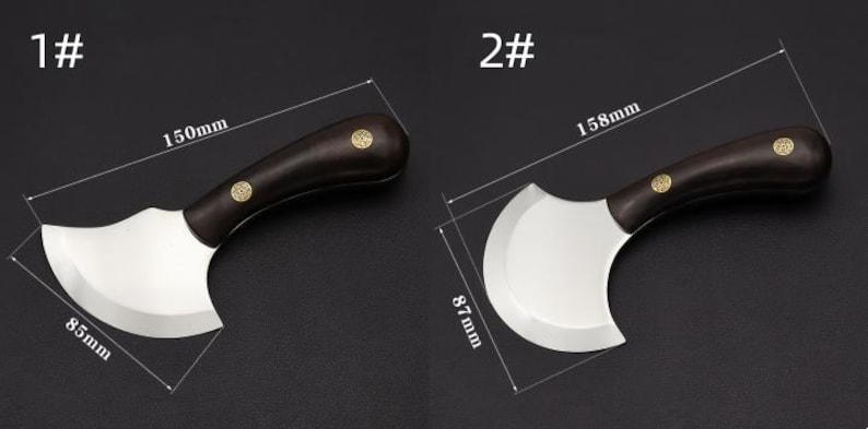 Op de afbeelding: Twee messen met gebogen lemmet, donkere houten handvatten en messing accenten. Het eerste mes is 150 mm lang en 85 mm breed. Het tweede mes is 158 mm lang en 87 mm breed. De messen zijn zilverkleurig.