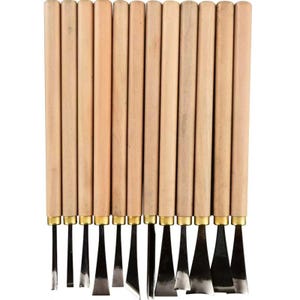 Puede incluir: Un juego de herramientas para tallar madera con mangos de madera y cuchillas metálicas. Los mangos son de color marrón claro y las cuchillas negras y plateadas. Las herramientas están dispuestas verticalmente, ideales para tallas detalladas.